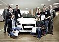 Die Gewinner des „Audi Customizing Club“ (v.l.): Alexander Christ, Michael Horn und Hubert Plaikner mit Urkunde. Im Hintergrund (v.l.): André Georgi (Audi Design Exterieur), Gabriele Wild (Marketing Original Teile und Zubehör), Audi-Chefdesigner Stefan Si